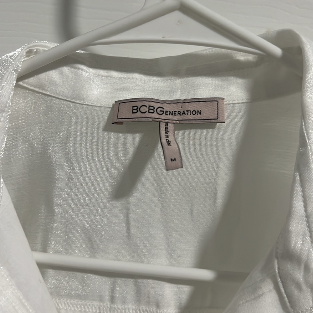 Bcbgeneration White Shiny Cropped Blouse, Size M - image 4